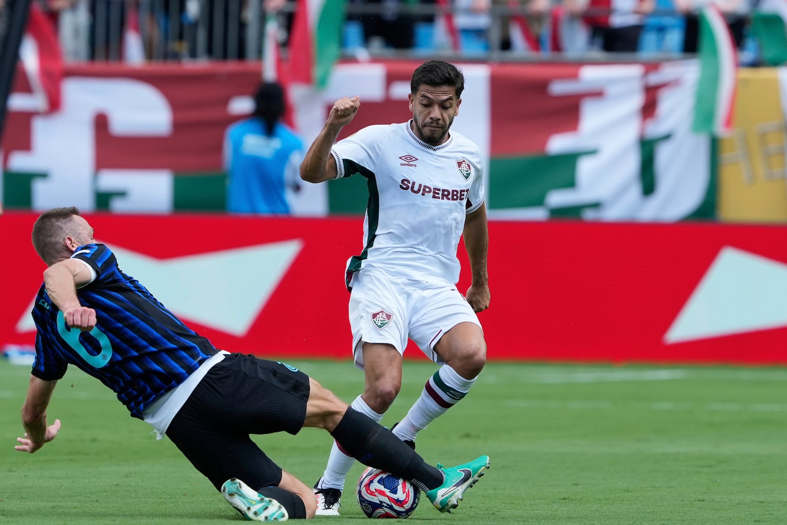 Inter Milan's Stefan de Vrij, left, and Fluminense's Nonato challenge for the ball during the Club World Cup round of 16 soccer match between Inter Milan and Fluminense in Charlotte, N.C., Monday, June 30, 2025. (AP Photo/Chris Carlson)