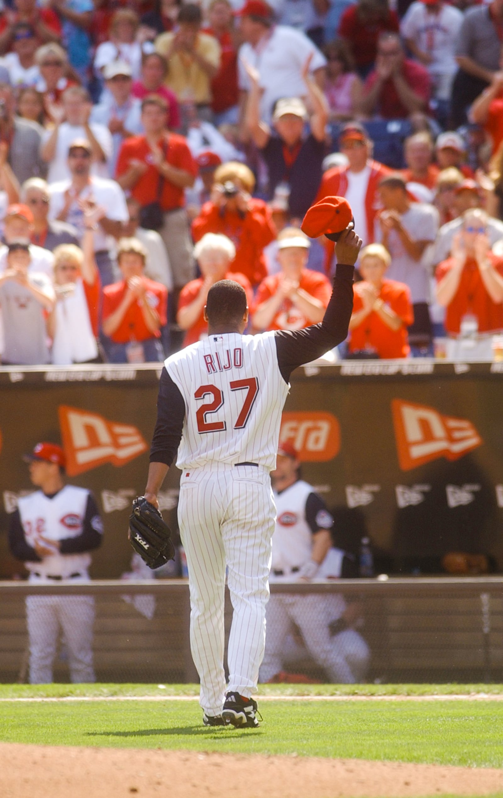 GREG LYNCH/JOURNALNEWS
Reds starting pitcher Jose Rijo, leaves the field to a standing ovation after being relieved during the final game at Cinergy Field, Sunday.