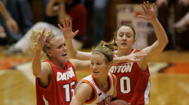 3/20/08 Bowling Green Ohio: Bowling Green Junior Guard and Dayton (Chaminade_Julienne) Native Lindsey Goldsberry looks to break a trap set by UD’s Ashley Armstrong and Kara Cloxton PHOTO ERIK SCHELKUN/ELSESTAR IMAGES