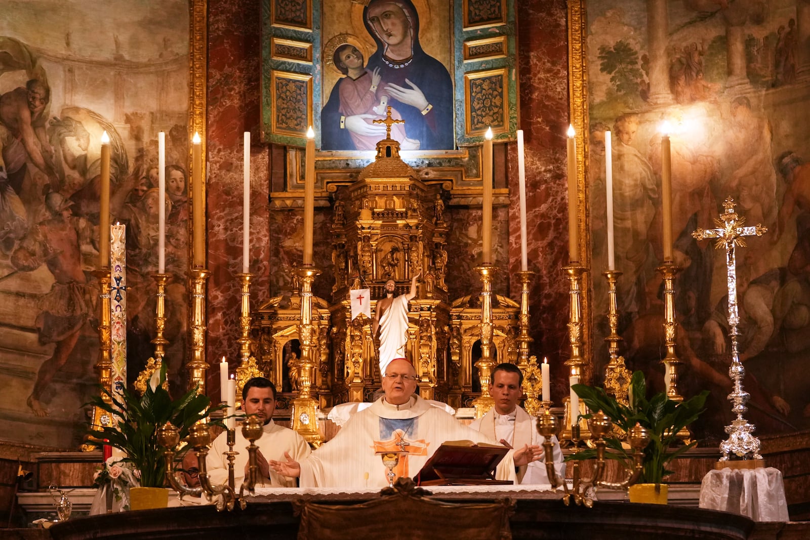 Cardinal Peter Erdo leads a mass at his titular church of Santa Francesca Romana in Rome, Sunday, May 4, 2025. (AP Photo/Francisco Seco)
