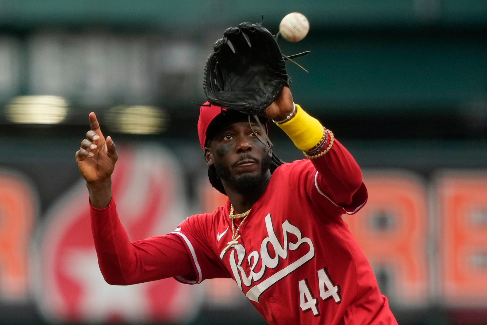 Cincinnati Reds shortstop Elly De La Cruz catches a ball hit by Atlanta Braves' Jurickson Profar during the first inning of a baseball game, Thursday, July 31, 2025, in Cincinnati. (AP Photo/Carolyn Kaster)
