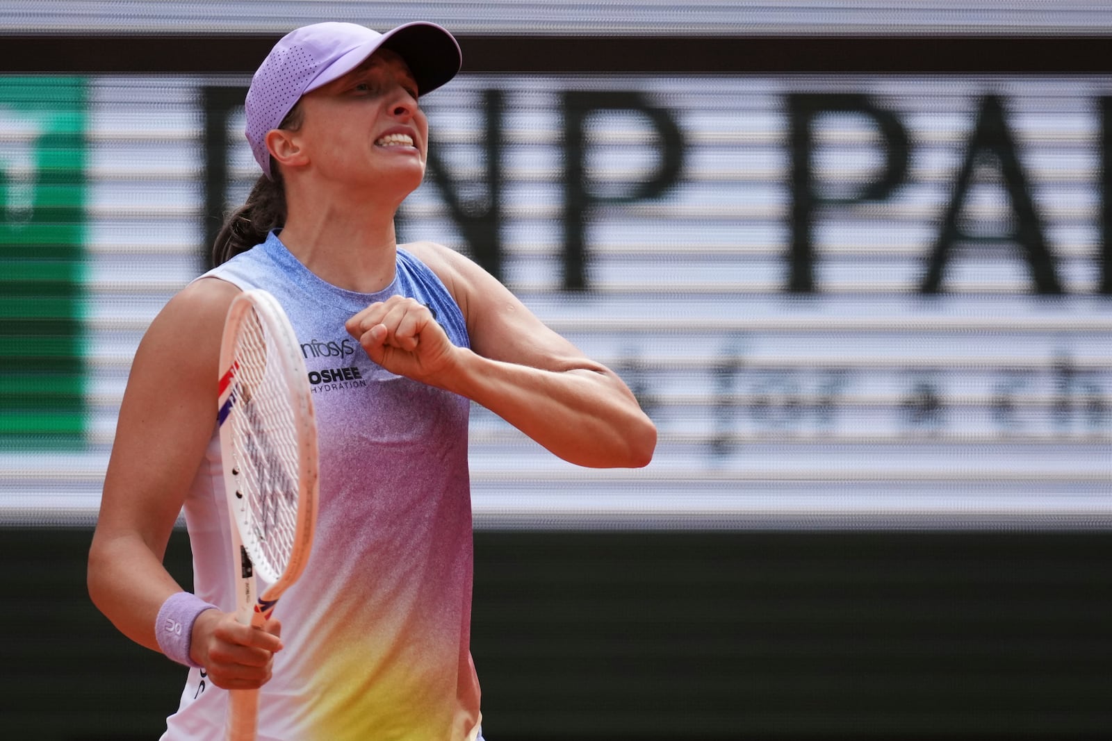 Poland's Iga Swiatek celebrates after beating Kazakhstan's Elena Rybakina during their fourth round match of the French Tennis Open, at the Roland-Garros stadium, in Paris, Sunday, June 1 2025. (AP Photo/Christophe Ena)
