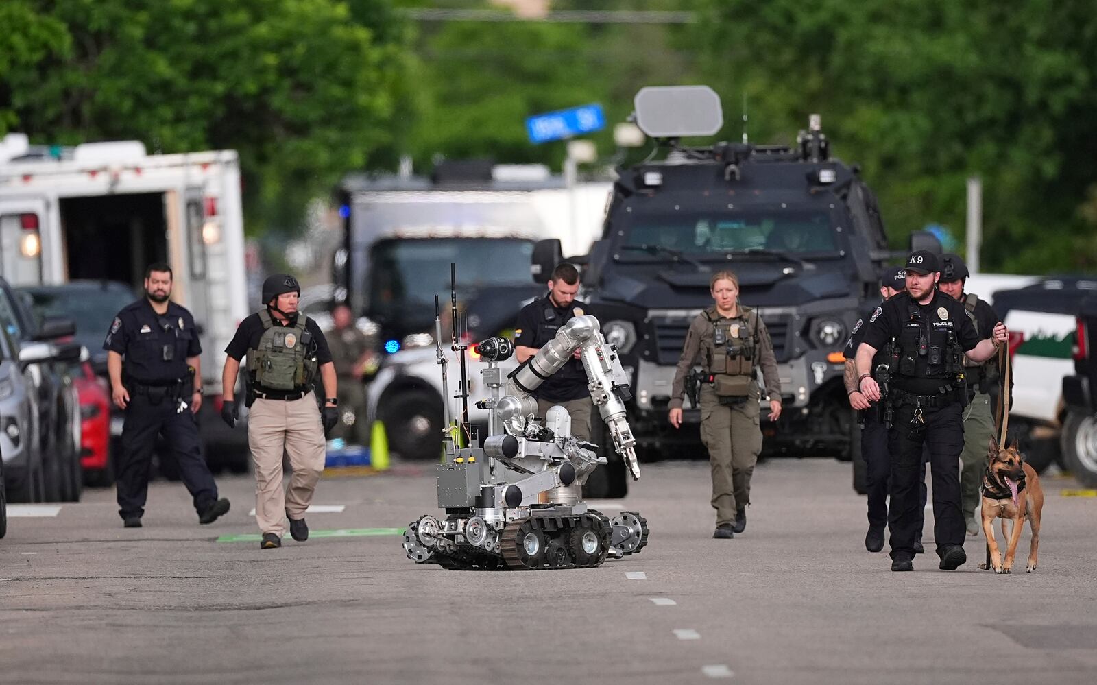 Law enforcement officials investigate after an attack on the Pearl Street Mall Sunday, June 1, 2025, in Boulder, Colo. (AP Photo/David Zalubowski)
