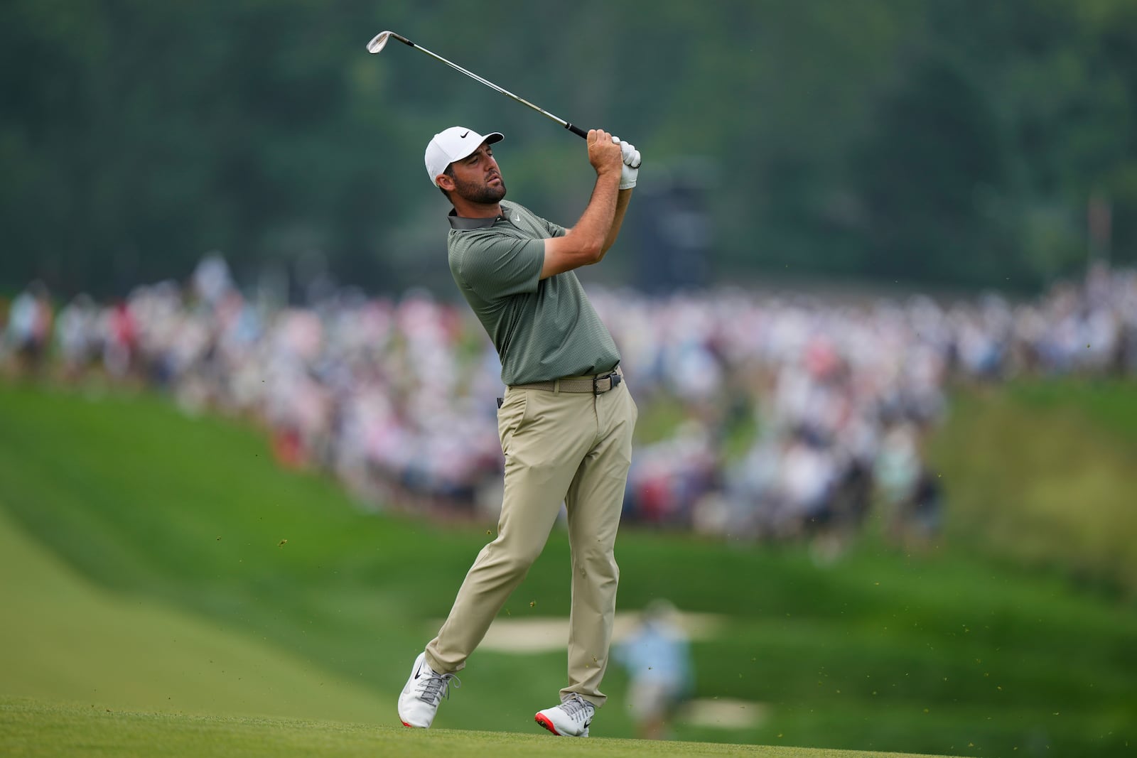 Scottie Scheffler plays on the third hole during the second round of the U.S. Open golf tournament at Oakmont Country Club Friday, June 13, 2025, in Oakmont, Pa. (AP Photo/Charlie Riedel)