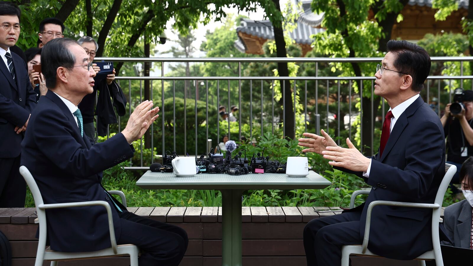 South Korea's People Power Party's presidential election candidate Kim Moon Soo, right, talks with independent preliminary presidential election candidate Han Duck-soo during a meeting in Seoul, South Korea, Thursday, May 8, 2025. (Yonhap via AP)