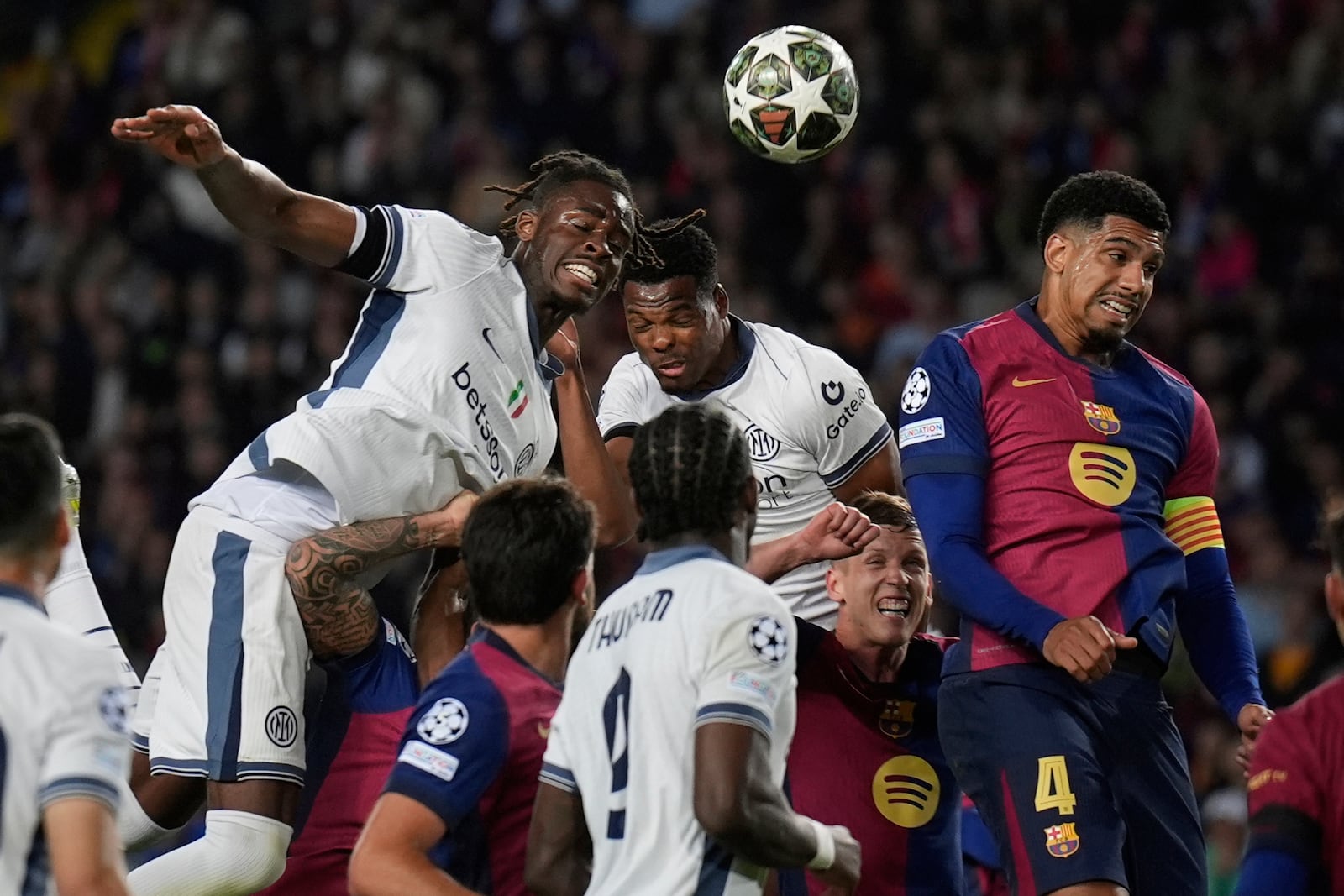 Inter Milan's Denzel Dumfries, center, scores during the Champions League semifinal first leg soccer match between Barcelona and Inter Milan in Barcelona, Spain, Wednesday, April 30, 2025. AP Photo/Emilio Morenatti)