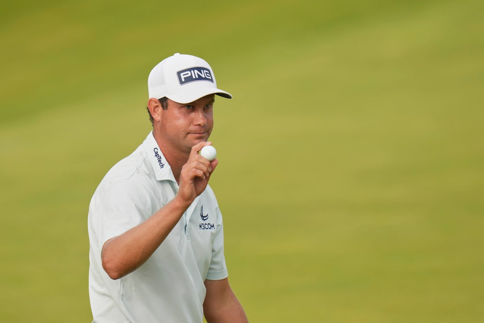 Harris English of the United States acknowledges the crowd on the 18th green during the final round of the British Open golf championship at the Royal Portrush Golf Club, Northern Ireland, Sunday, July 20, 2025. (AP Photo/Francisco Seco)