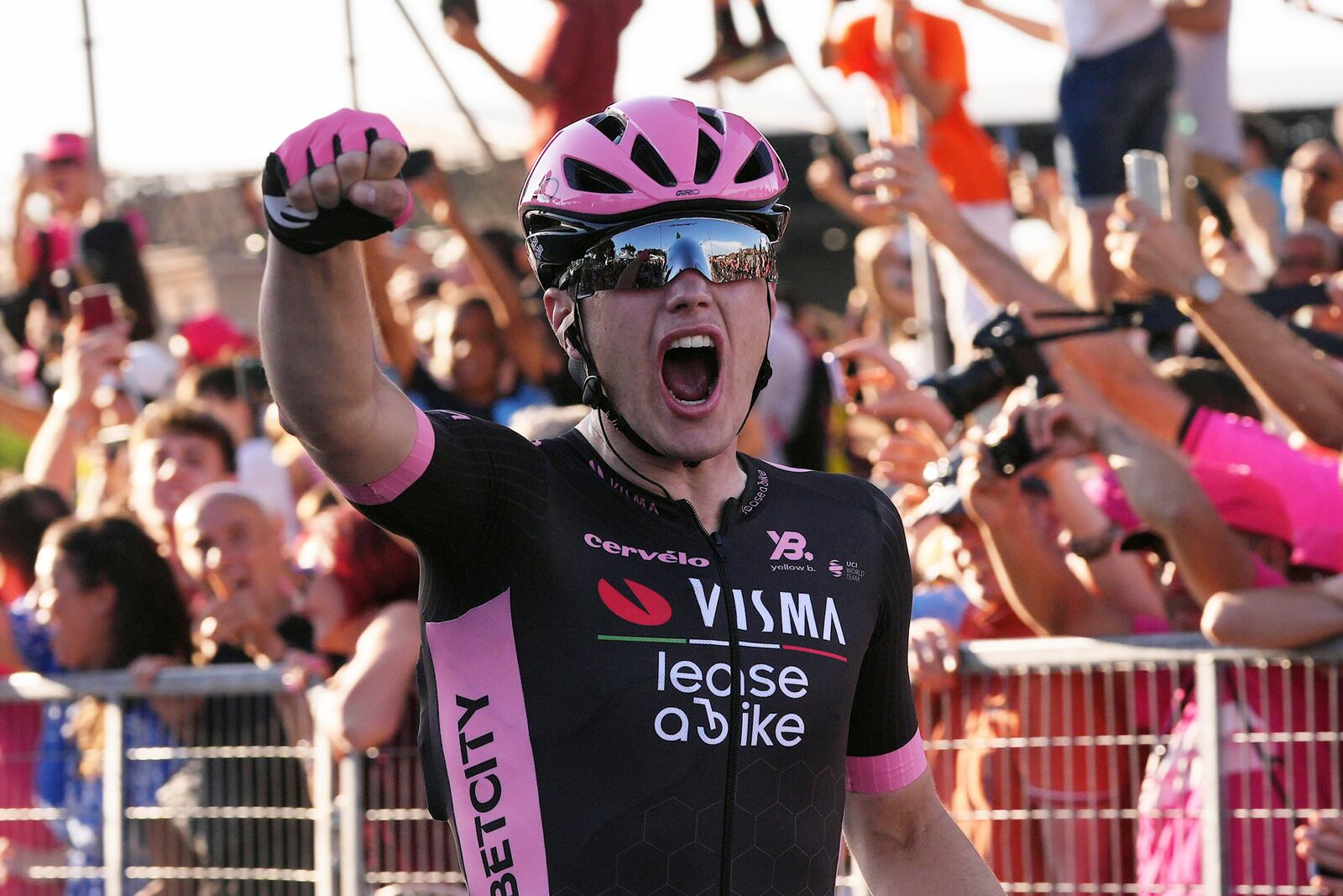Olav Kooij, from the Netherlands, celebrates after winning the last stage of the Giro d'Italia cycling race, in Rome, Sunday, June 1, 2025. (Fabio Ferrari/LaPresse via AP)