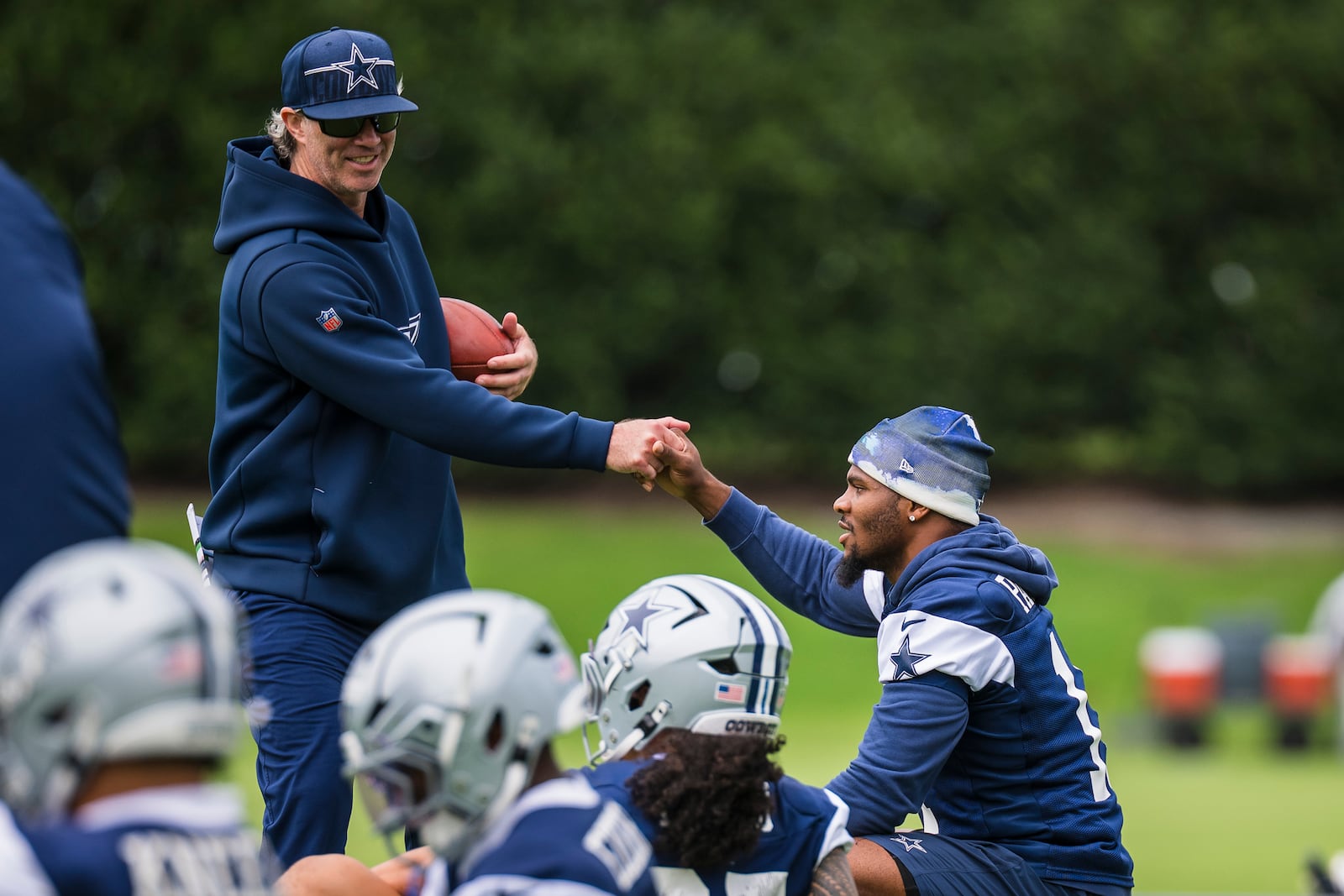 Dallas Cowboys' special teams coordinator Nick Sorensen shakes hands with Micah Parsons during NFL football practice at the Cowboys facility, Tuesday, June 10, 2025, in Frisco, Texas. (AP Photo/Jessica Tobias)