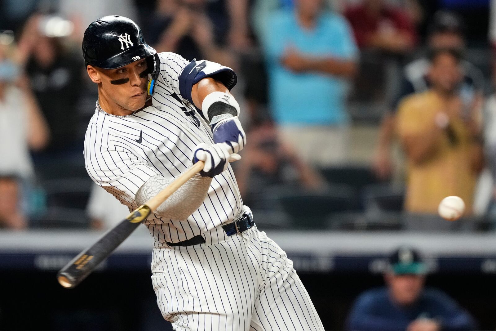 New York Yankees designated hitter Aaron Judge hits a sacrifice fly during the 10th inning of a baseball game against the Seattle Mariners, Thursday, July 10, 2025, in New York. (AP Photo/Yuki Iwamura)