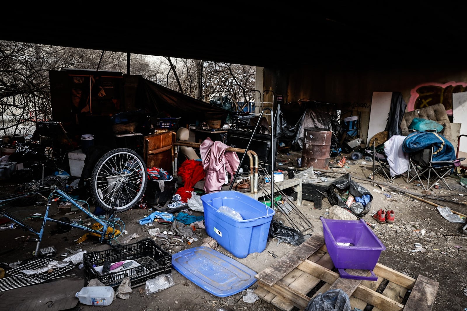 A homeless encampment that was on East Monument Avenue in Dayton in 2023. JIM NOELKER/STAFF