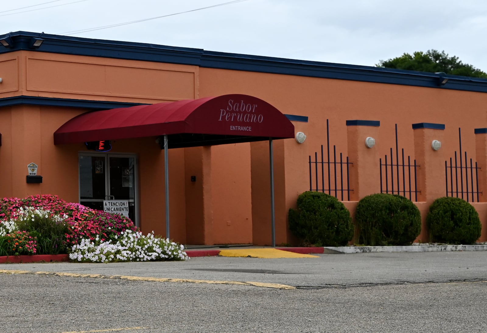 Fairfield Police, along with ICE and the Butler County Sheriff's Office, arrested 34 people during an operation at Sabor Peruano Night Club, 7245 Dixie Highway, on Saturday, Aug. 16, 2025. Five additional people were arrested during traffic stops. Pictured is Sabor Peruano on Thursday afternoon, Aug. 21, 2025. MICHAEL D. PITMAN/STAFF