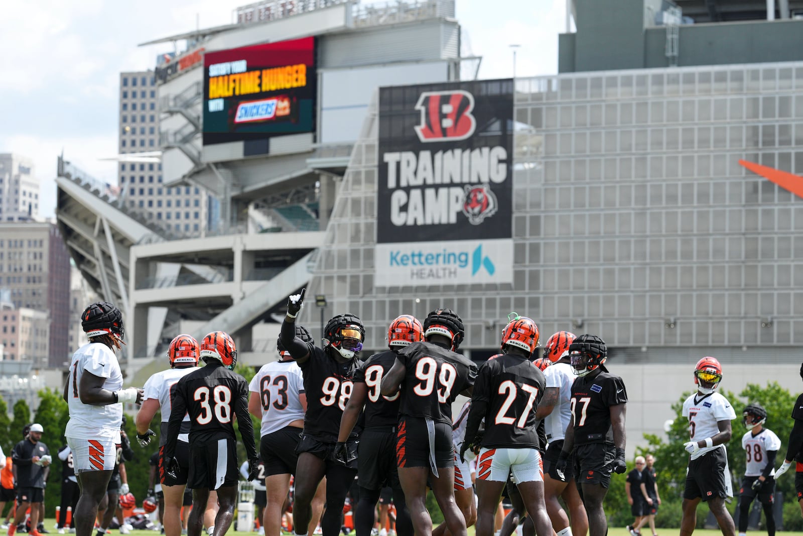 Cincinnati Bengals players perform a drill during practice at the team's NFL football training camp, Sunday, July 27, 2025, in Cincinnati. (AP Photo/Jeff Dean)