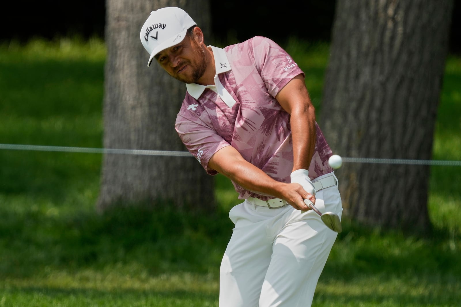 Xander Schauffele chips onto the first green during the third round of the Memorial golf tournament Saturday, May 31, 2025, in Dublin, Ohio. (AP Photo/Sue Ogrocki)