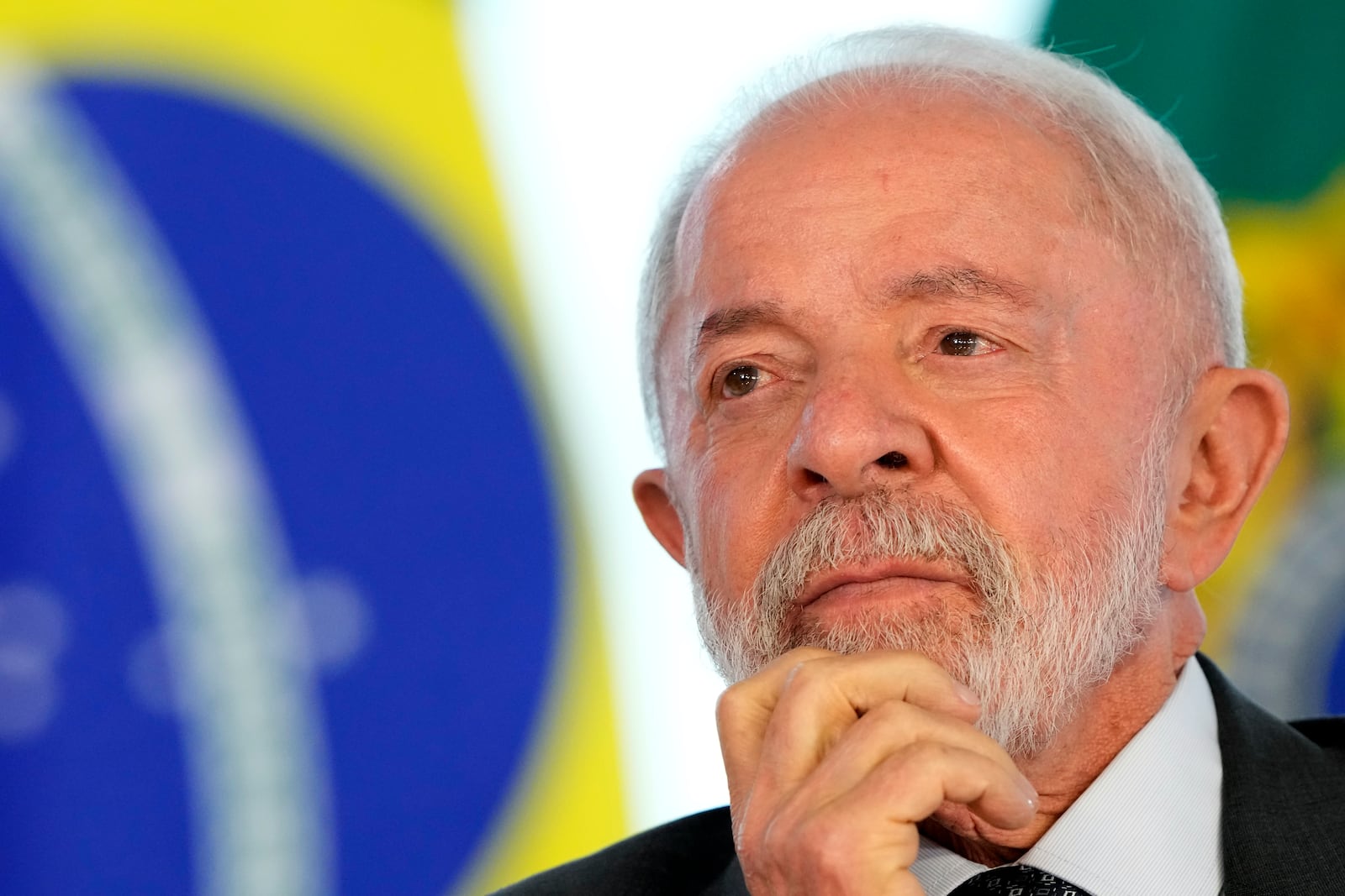 ARQUIVO - O presidente do Brasil, Luiz Inácio Lula da Silva, participa de uma cerimônia de assinatura de decretos em comemoração ao Dia Mundial do Meio Ambiente, no Palácio do Planalto, em Brasília, Brasil, 3 de junho de 2025. (Foto AP/Eraldo Peres, Arquivo)
