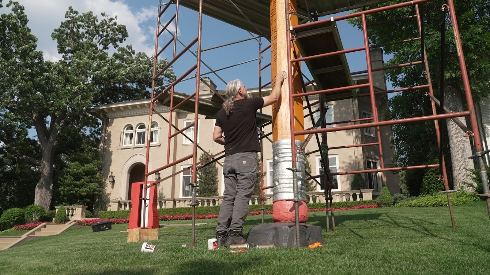 Artist Curtis Ingvoldstad touches up his 20-foot-tall pencil sculpture ahead of its annual sharpening on Wednesday, June 4, 2025 in Minneapolis, Minn. (AP photo/Mark Vancleave)