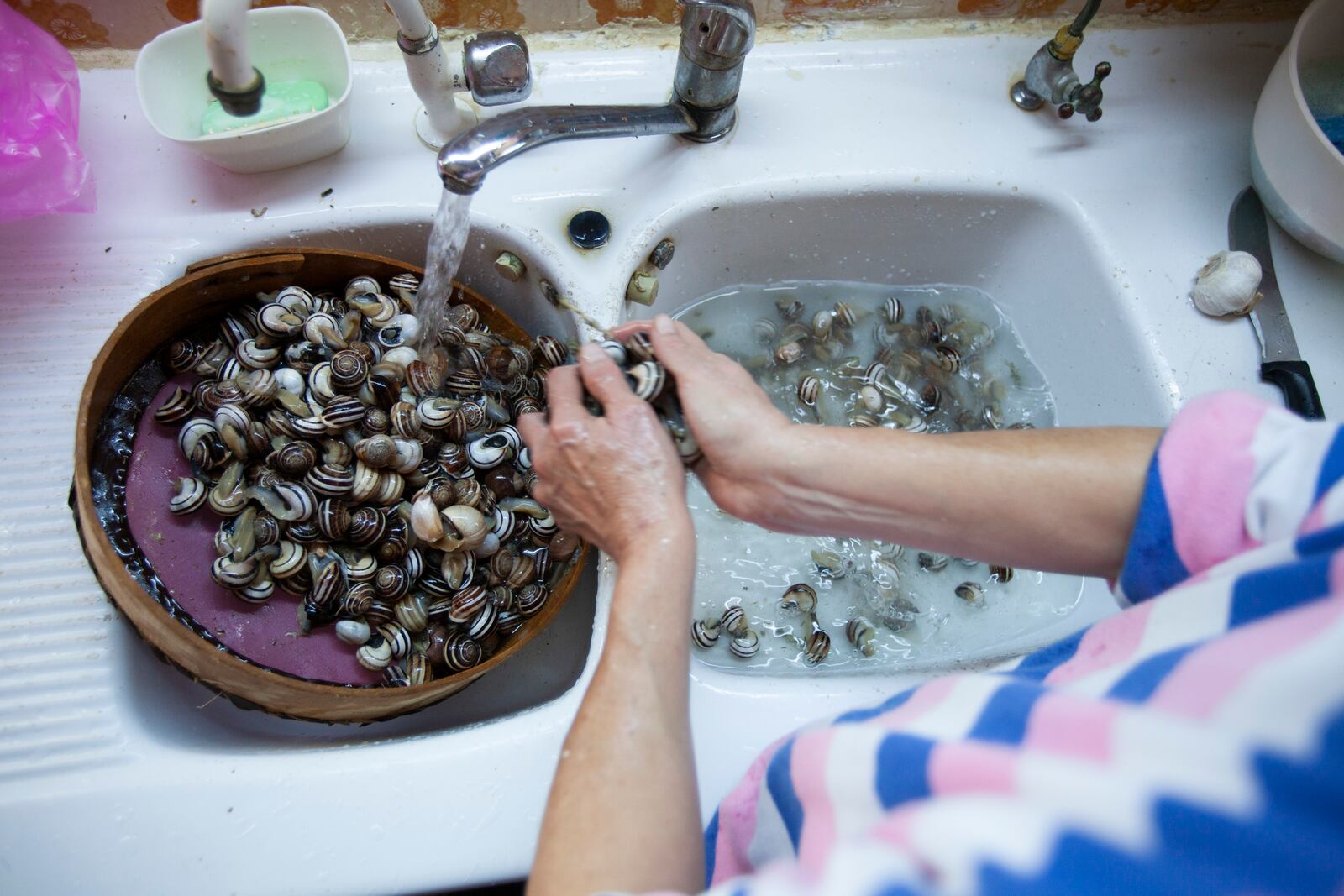 A Tunisian woman prepares a meal of snails to break her Ramadan fast, in Sfax, Tunisia, March 29, 2025. (AP Photo/Ons Abid)