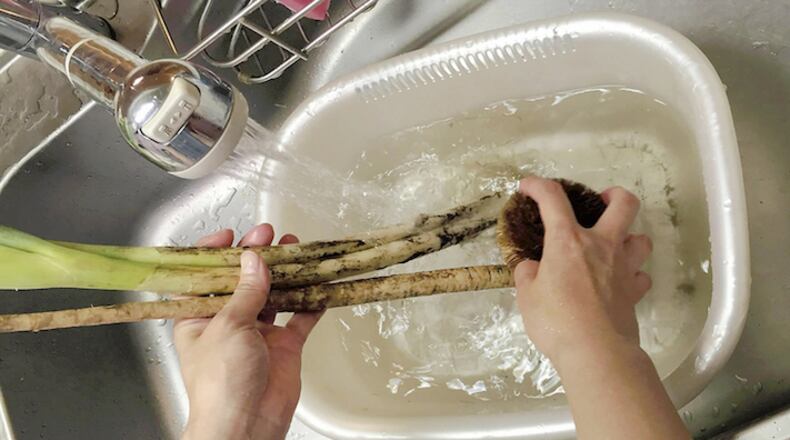 Washing vegetables well can help prevent food poisoning.