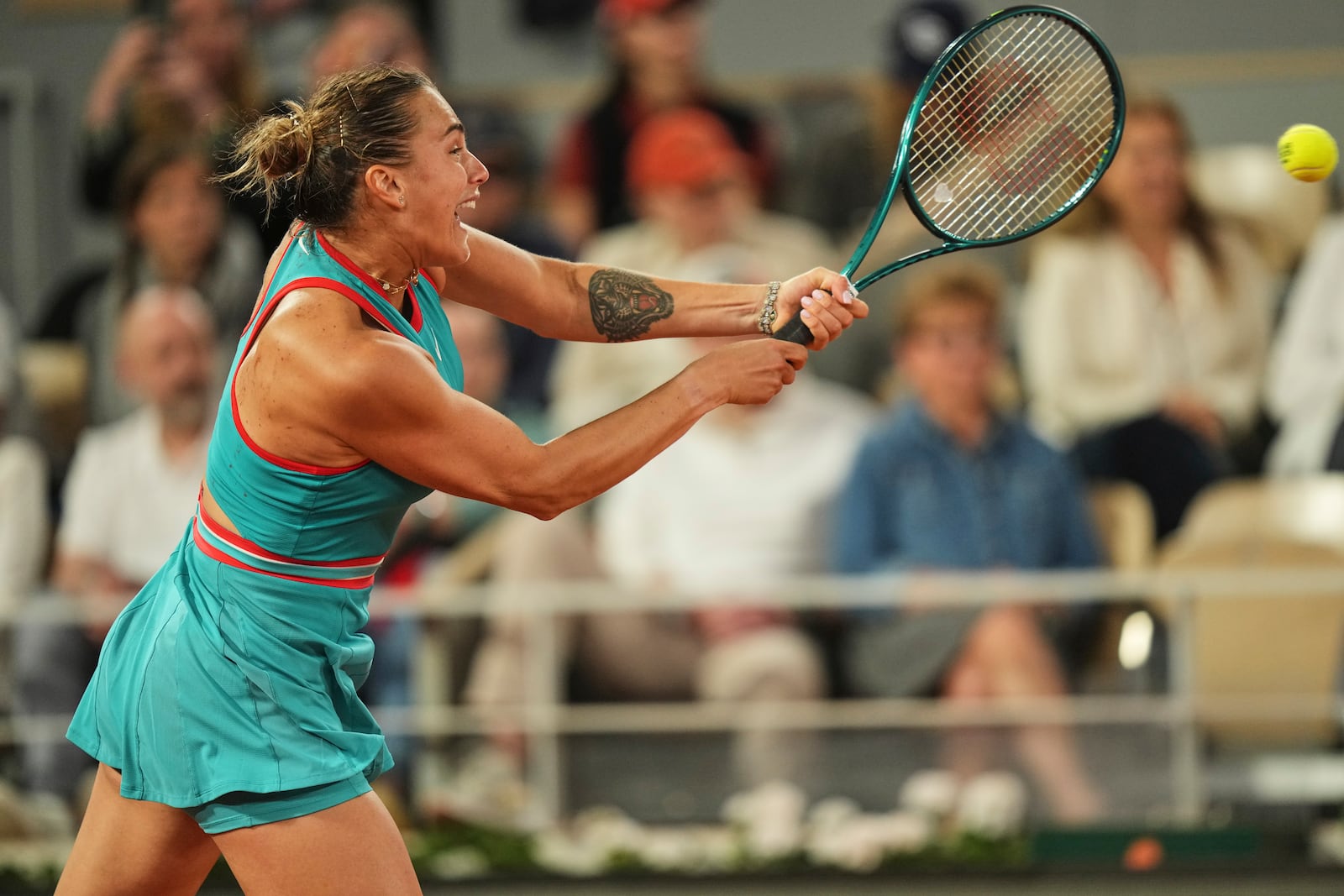 Aryna Sabalenka of Belarus plays a shot against Poland's Iga Swiatek during their semifinal match of the French Tennis Open at the Roland-Garros stadium in Paris, Thursday, June 5, 2025. (AP Photo/Thibault Camus)