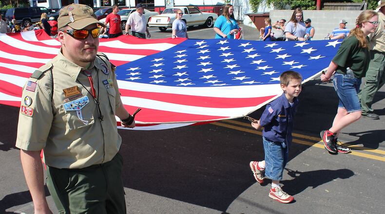 Memorial Day parade participants carry the American flag up Fountain Ave. last year. JEFF GUERINI/STAFF