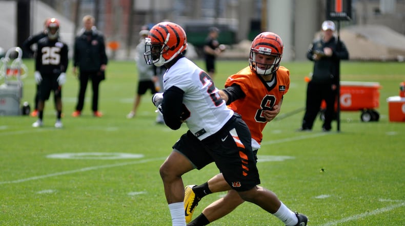 Cincinnati Bengals running back Joe Mixon takes a handoff from Tyler O’Connor during rookie camp. JAY MORRISON/STAFF