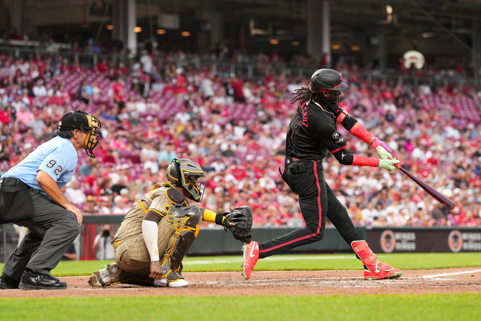 Cincinnati Reds' Elly De La Cruz hits a single during the fifth inning of a baseball game against the San Diego Padres, Friday, June 27, 2025, in Cincinnati. (AP Photo/Jeff Dean)