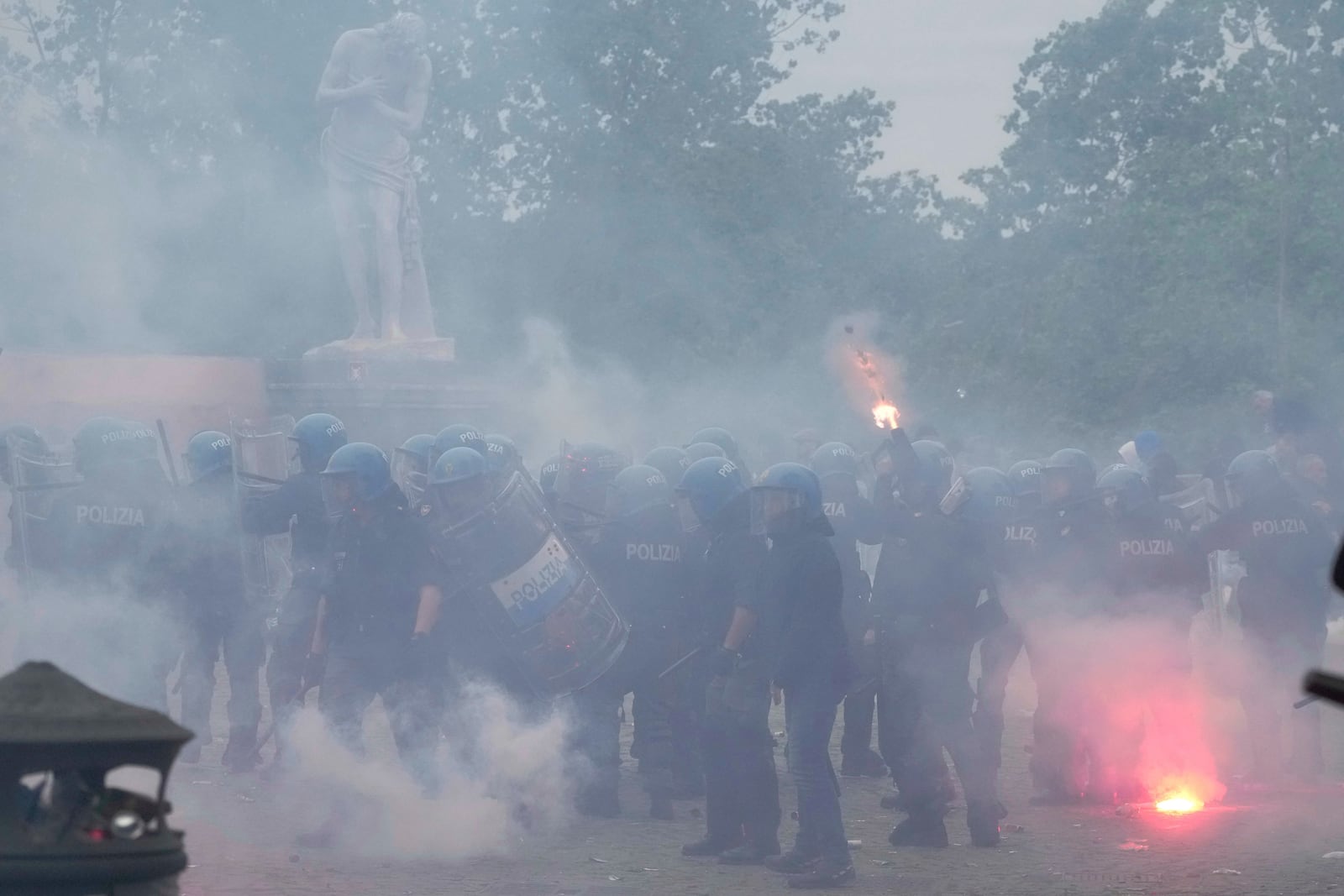 Lazio fans clash with Italian Policemen in riot gear outside the olympic stadium prior to the start of the Italian Serie A soccer match between Lazio and Roma in Rome, Sunday, April 13, 2025. (AP Photo/Gregorio Borgia)