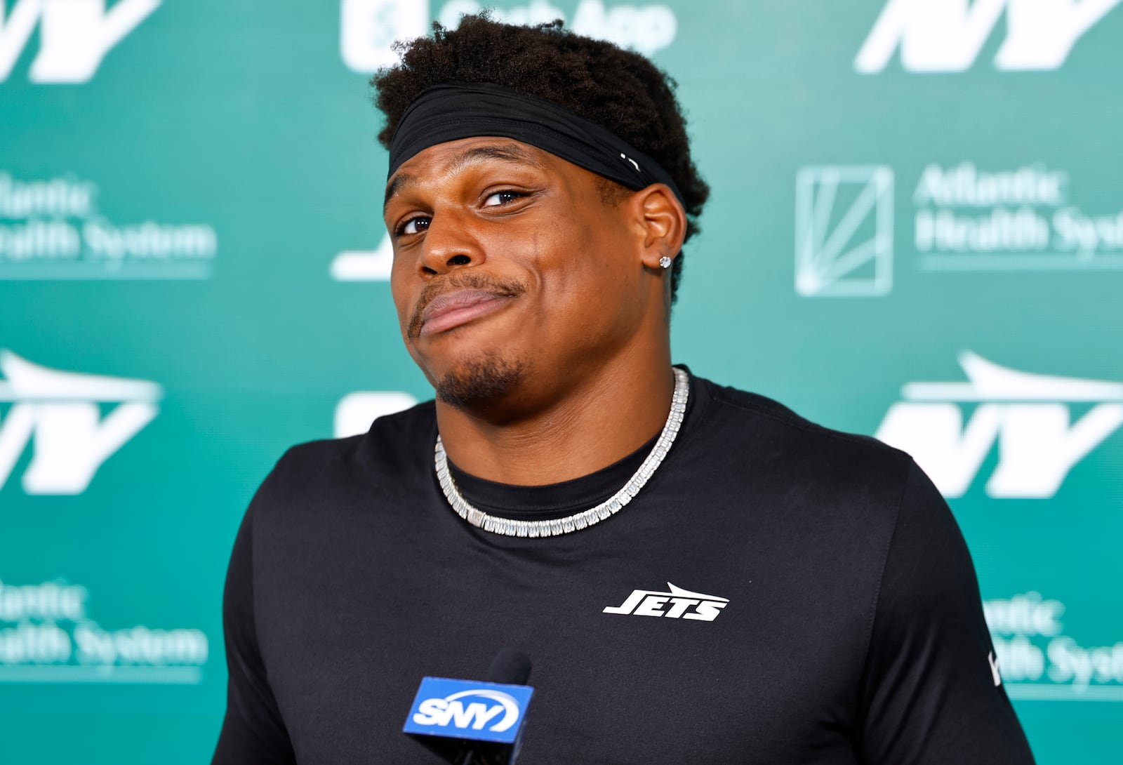 New York Jets linebacker Giovanni Williams responds to questions from media during the NFL football team's rookie camp, Saturday, May 10, 2025, in Florham Park,N.J. (AP Photo/Noah K. Murray)