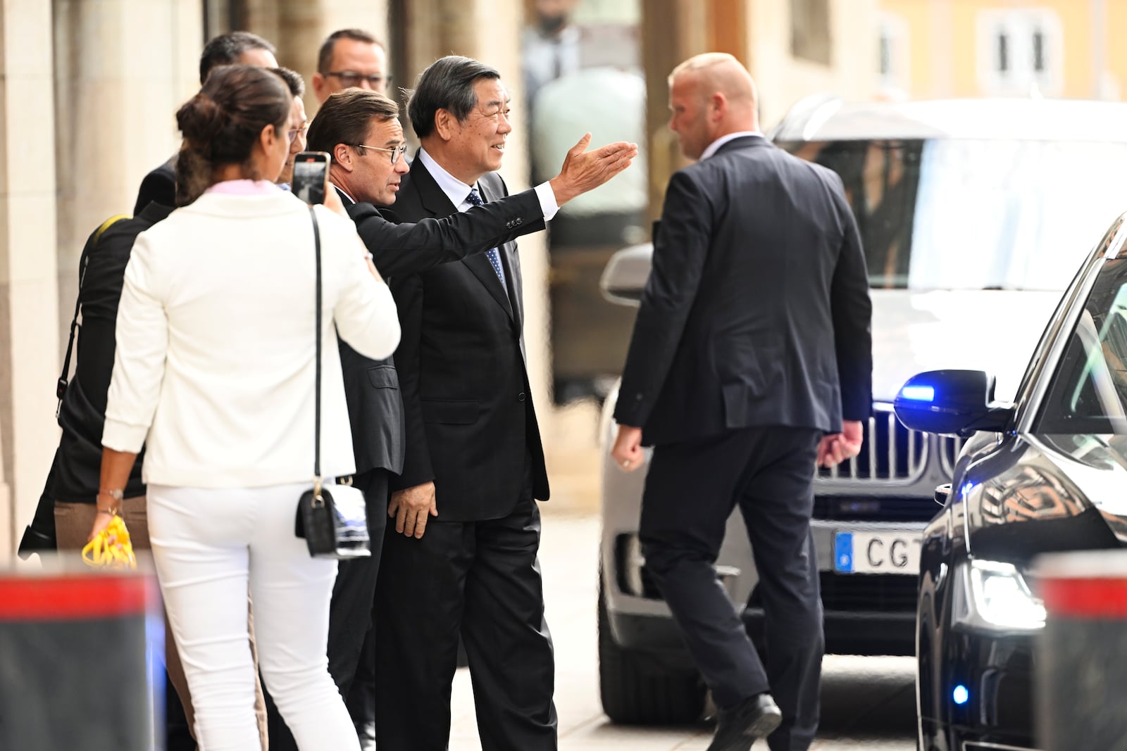 Swedish prime minister Ulf Kristersson, center left, gestures as he greets Chinese vice prime minister He Lifeng, center, at Rosenbad before trade talks between the US and China in Stockholm, Sweden, Monday, July 28, 2025. (Fredrik Sandberg/TT News Agency via AP)