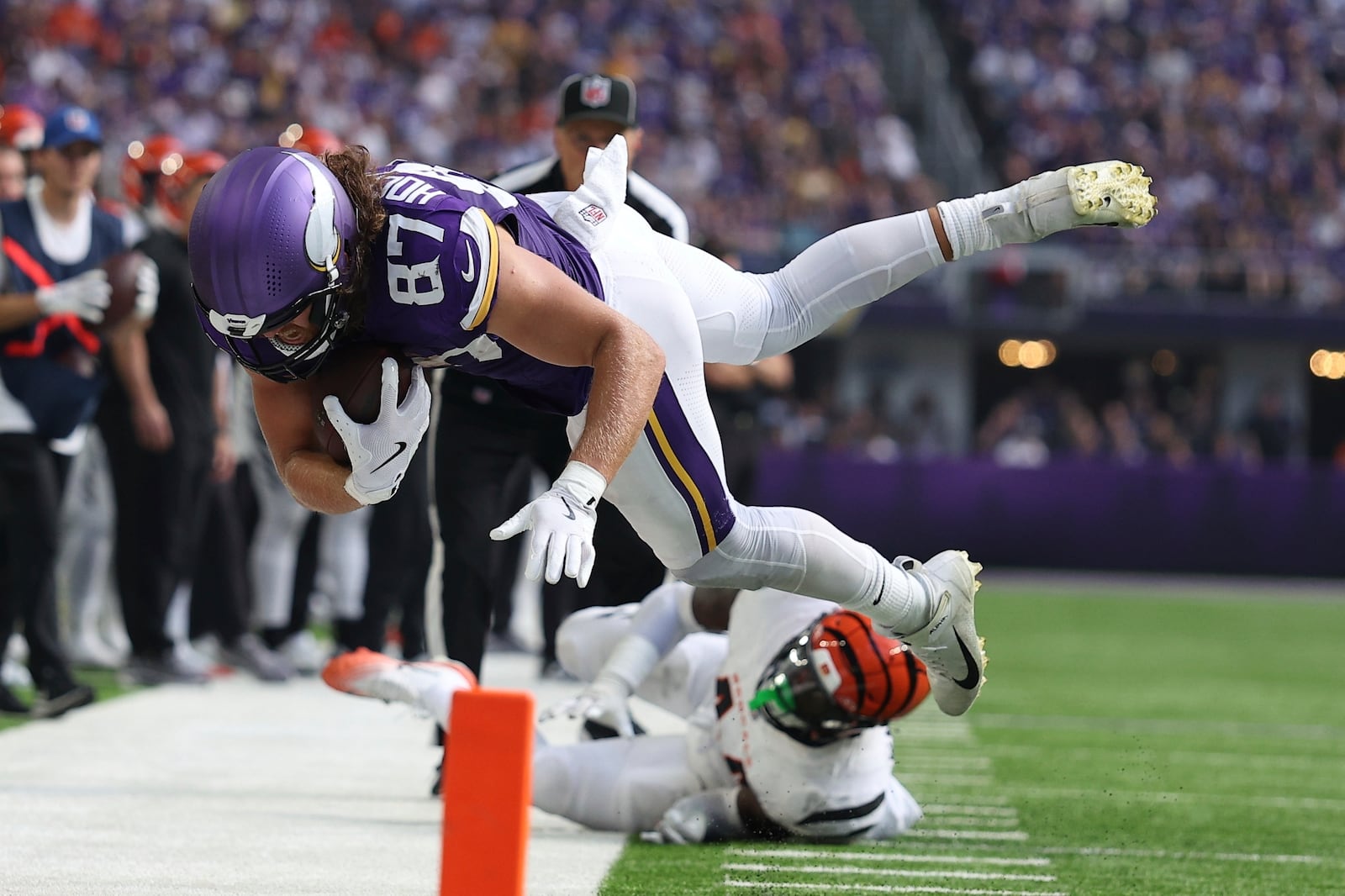 Minnesota Vikings tight end TJ. Hockenson dives following a catch during the second half of an NFL football game against the Cincinnati Bengals, Sunday, Sept. 21, 2025, in Minneapolis. (AP Photo/Matt Krohn)