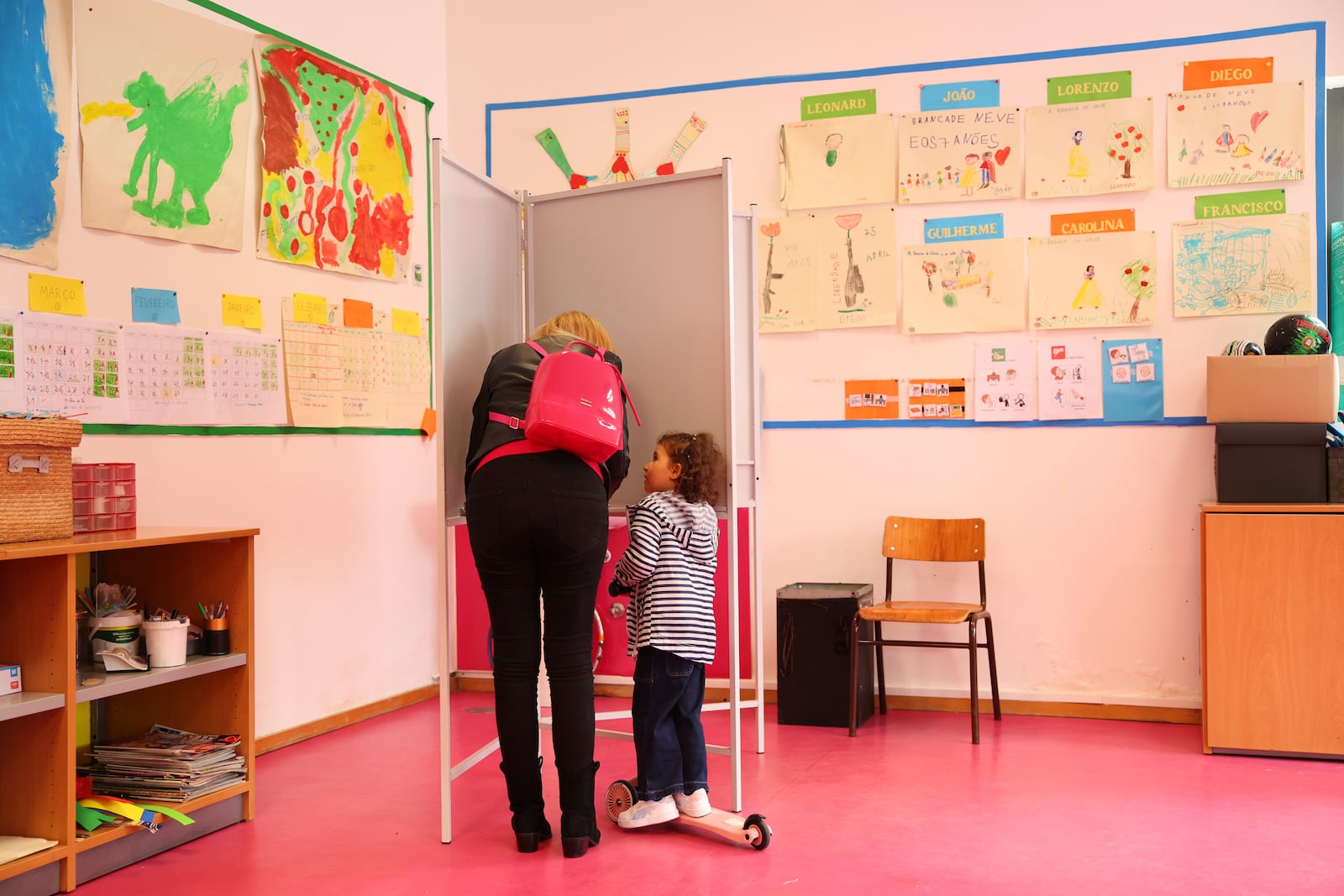 A voter fills her ballot in Portugal's general election at polling station in Espinho, Portugal, Sunday, May 18, 2025. (AP Photo/Luis Vieira)