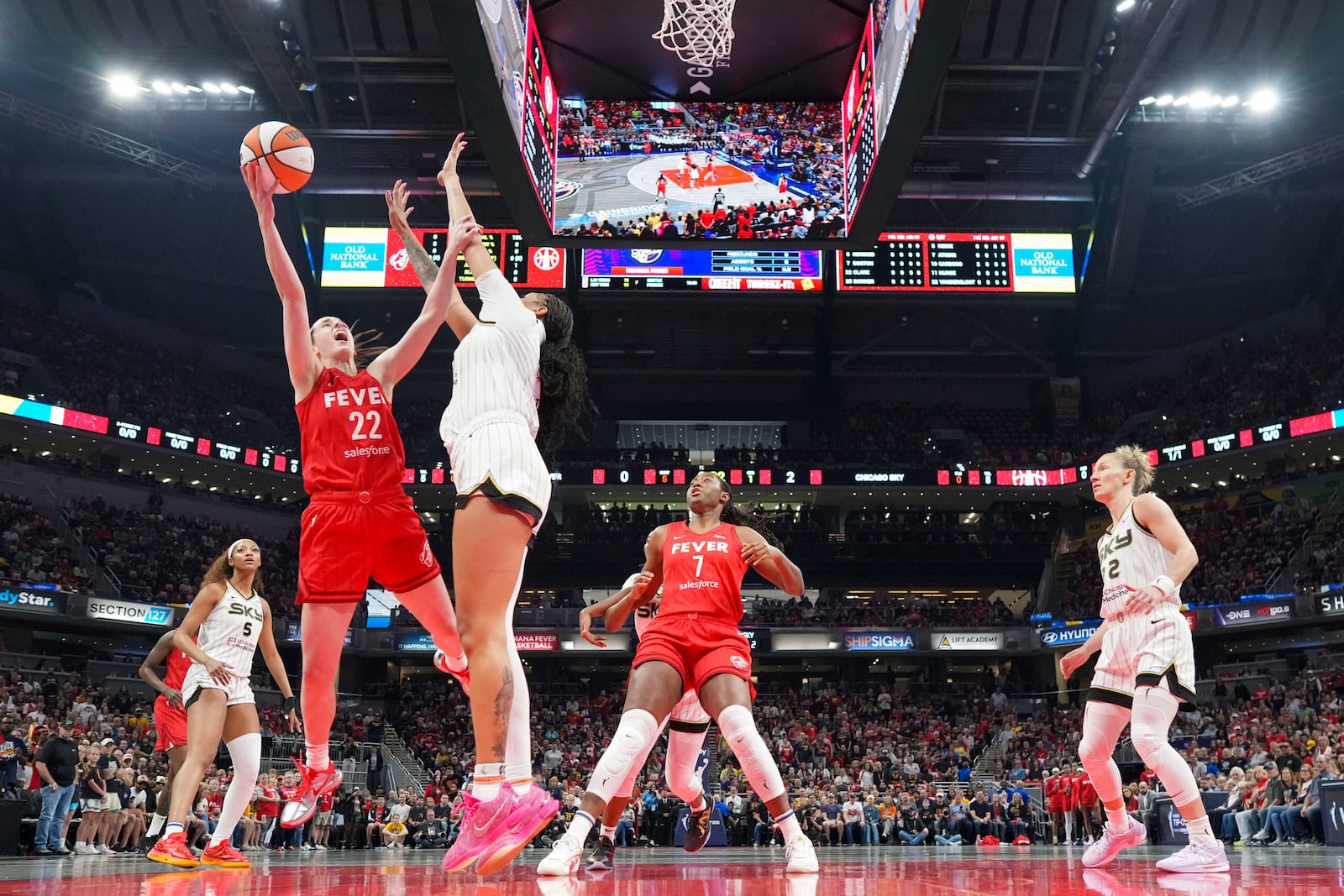Indiana Fever guard Caitlin Clark (22) shoots around Chicago Sky center Kamilla Cardoso (10) during the first half of an WNBA basketball game in Indianapolis, Saturday, May 17, 2025. (AP Photo/AJ Mast)