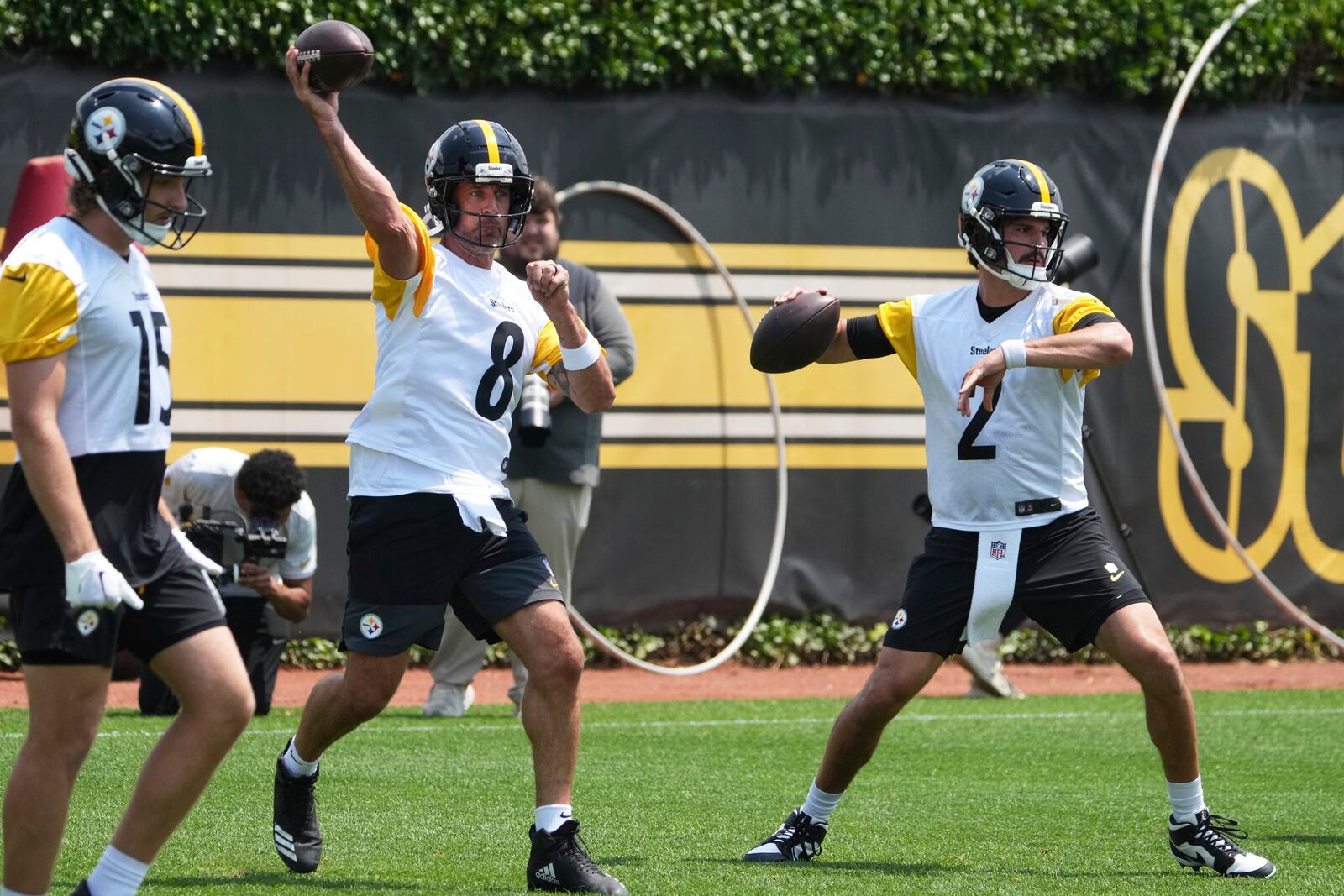 Pittsburgh Steelers quarterbacks Aaron Rodgers (8) and Mason Rudolph (2) throw during practice at NFL football minicamp, Tuesday, June 10, 2025, in Pittsburgh. (AP Photo/Gene J. Puskar)
