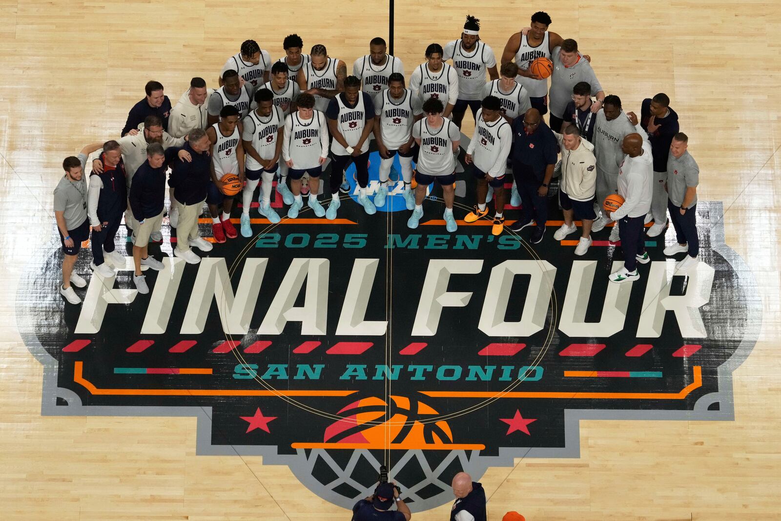Auburn poses for a team photo during practice at the Final Four of the NCAA college basketball tournament, Friday, April 4, 2025, in San Antonio. (AP Photo/Stephanie Scarbrough)
