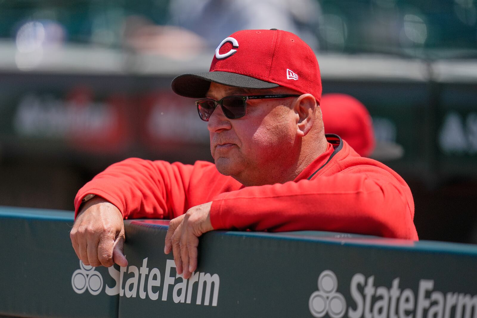 Cincinnati Reds manager Terry Francona (77) watches from the dugout railing before a baseball game against the Chicago Cubs, Saturday, May 31, 2025, in Chicago. (AP Photo/Erin Hooley)