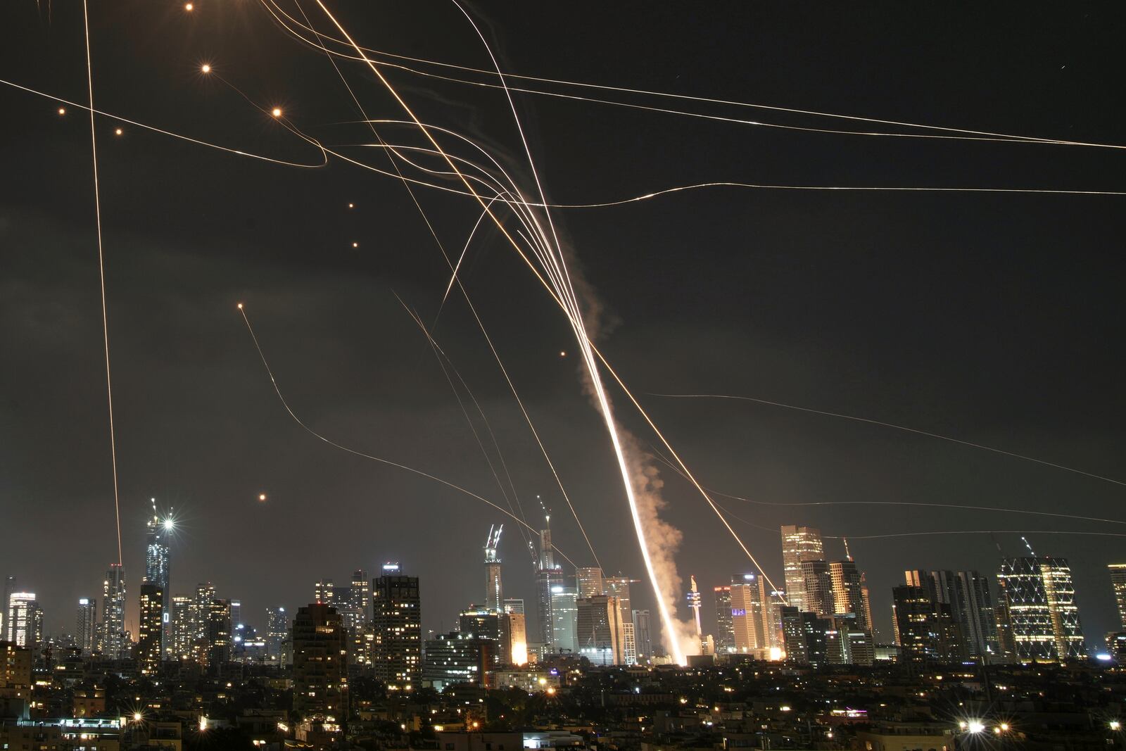 ALTERNATIVE CROP OF XEM124.- A projectile hit buildings as Israeli Iron Dome air defense system fires to intercept missiles over Tel Aviv, Israel, Friday, June 13, 2025. (AP Photo/Leo Correa)