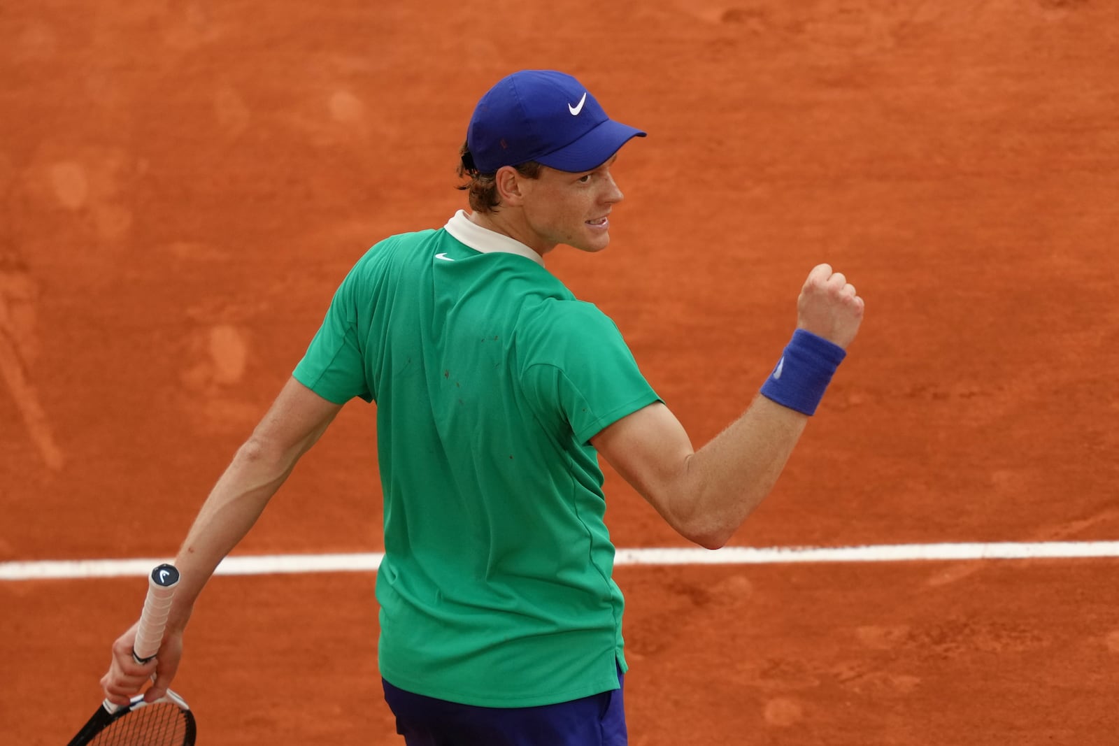 Italy's Jannik Sinner celebrates as he won the quarterfinal match of the French Tennis Open against Kazakhstan's Alexander Bublik at the Roland-Garros stadium in Paris, Wednesday, June 4, 2025. (AP Photo/Aurelien Morissard)