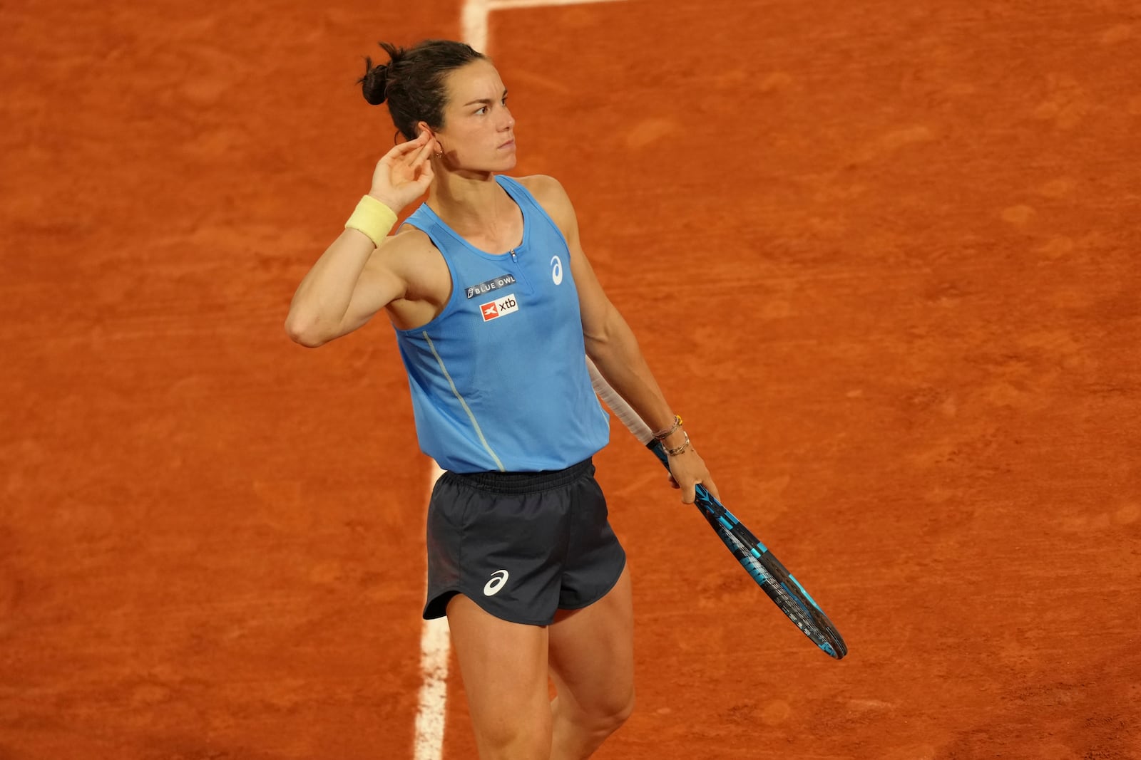 France's Lois Boisson celebrates after winning the first set against Russia's Mirra Andreeva during their quarterfinal match of the French Tennis Open at the Roland-Garros stadium in Paris, Wednesday, June 4, 2025. (AP Photo/Aurelien Morissard)