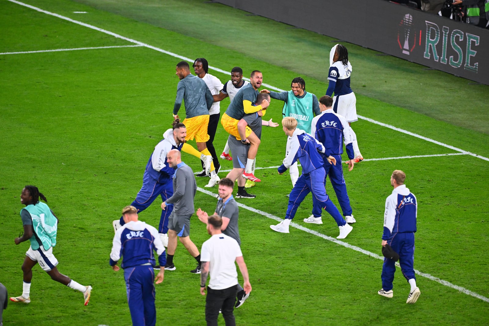 Tottenham players celebrate their victory after the Europa League final soccer match between Tottenham Hotspur and Manchester United at the San Mamés Stadium in Bilbao, Spain, Wednesday, May 21, 2025. (AP Photo/Miguel Oses)