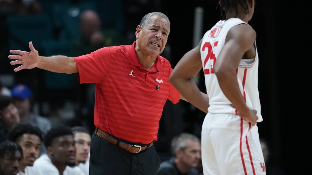 Houston head coach Kelvin Sampson, left, gives instruction to guard Mercy Miller (25) during the first half of an NCAA college basketball game against Tennessee in the Players Era tournament Las Vegas, Tuesday, Nov. 25, 2025. (AP Photo/Eric Gay)