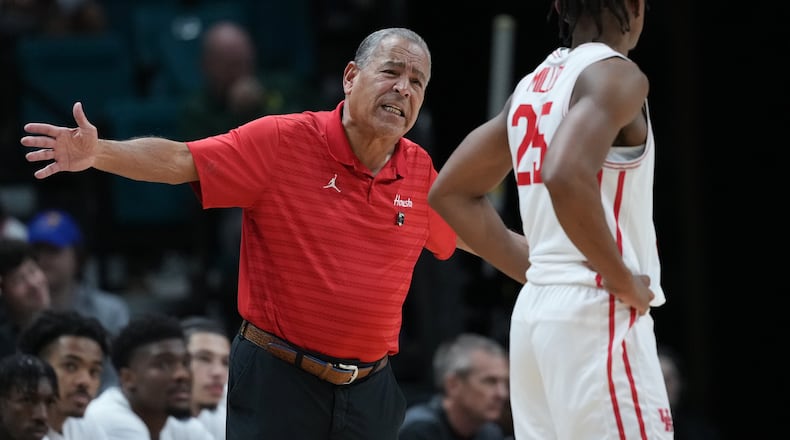 Houston head coach Kelvin Sampson, left, gives instruction to guard Mercy Miller (25) during the first half of an NCAA college basketball game against Tennessee in the Players Era tournament Las Vegas, Tuesday, Nov. 25, 2025. (AP Photo/Eric Gay)