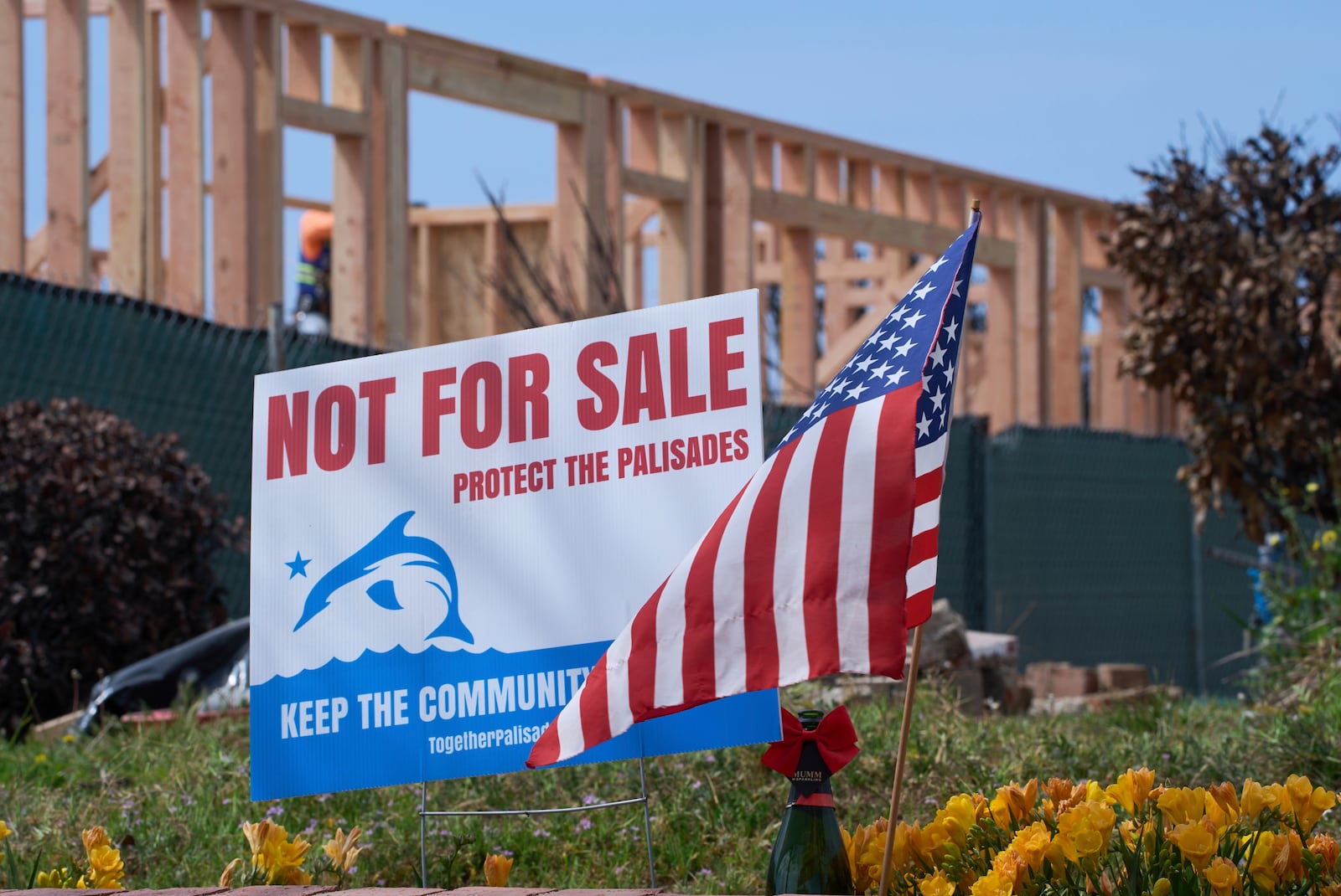 Construction begins in the Palisades Fire devastation zone in the Pacific Palisades neighborhood of Los Angeles, Thursday, April 24, 2025. (AP Photo/Damian Dovarganes)