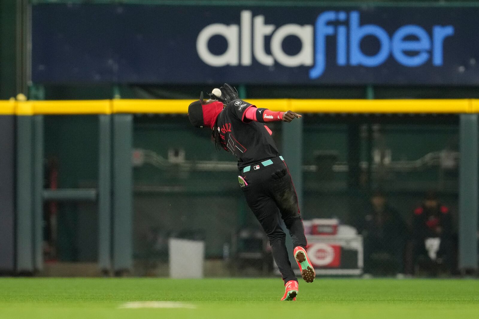 Cincinnati Reds shortstop Elly De La Cruz catches a fly ball hit by Pittsburgh Pirates' Enmanuel Valdez during the eighth inning of a baseball game, Friday, April 11, 2025, in Cincinnati. (AP Photo/Jeff Dean)