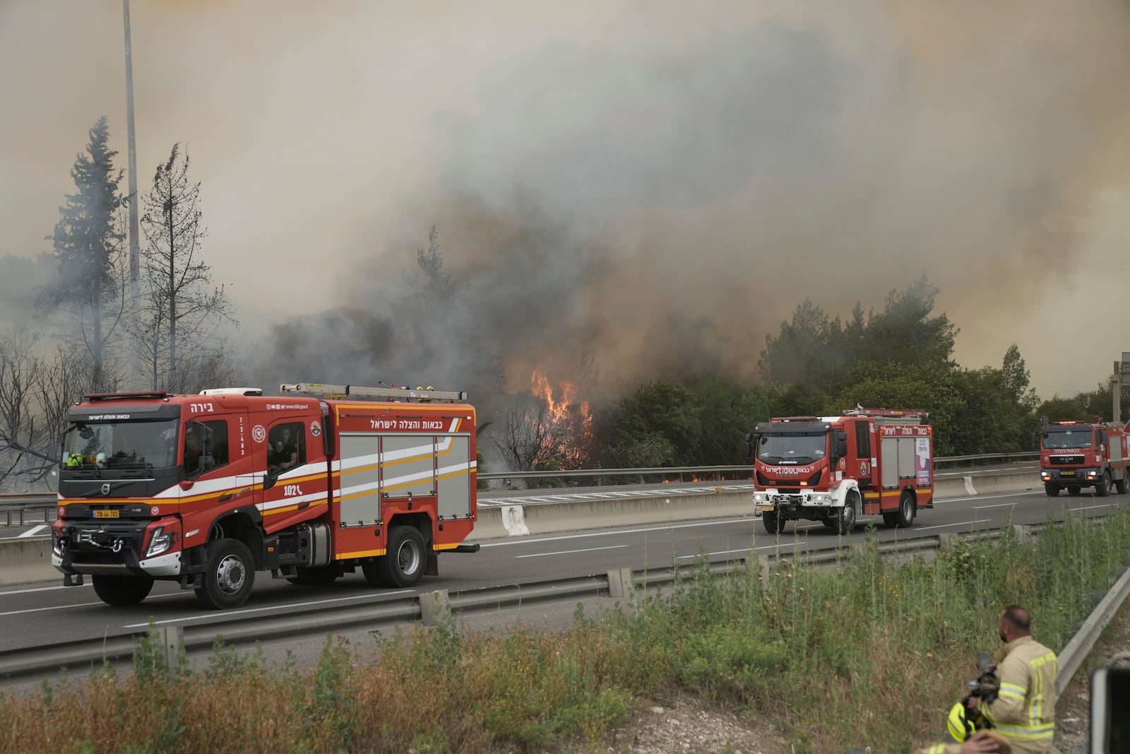 Israeli firefighters work to extinguish a forest fire burning on a freeway to Jerusalem, Wednesday, April 30, 2025. (AP Photo/Mahmoud Illean)