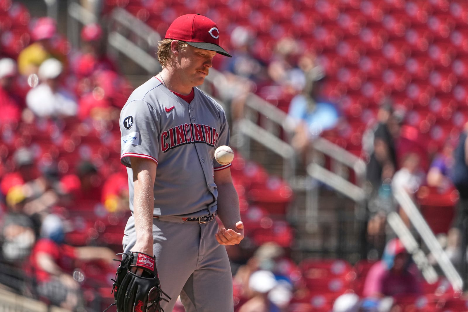 Cincinnati Reds starting pitcher Andrew Abbott tosses the ball between batters during the seventh inning of a baseball game against the St. Louis Cardinals Sunday, June 22, 2025, in St. Louis. (AP Photo/Jeff Roberson)