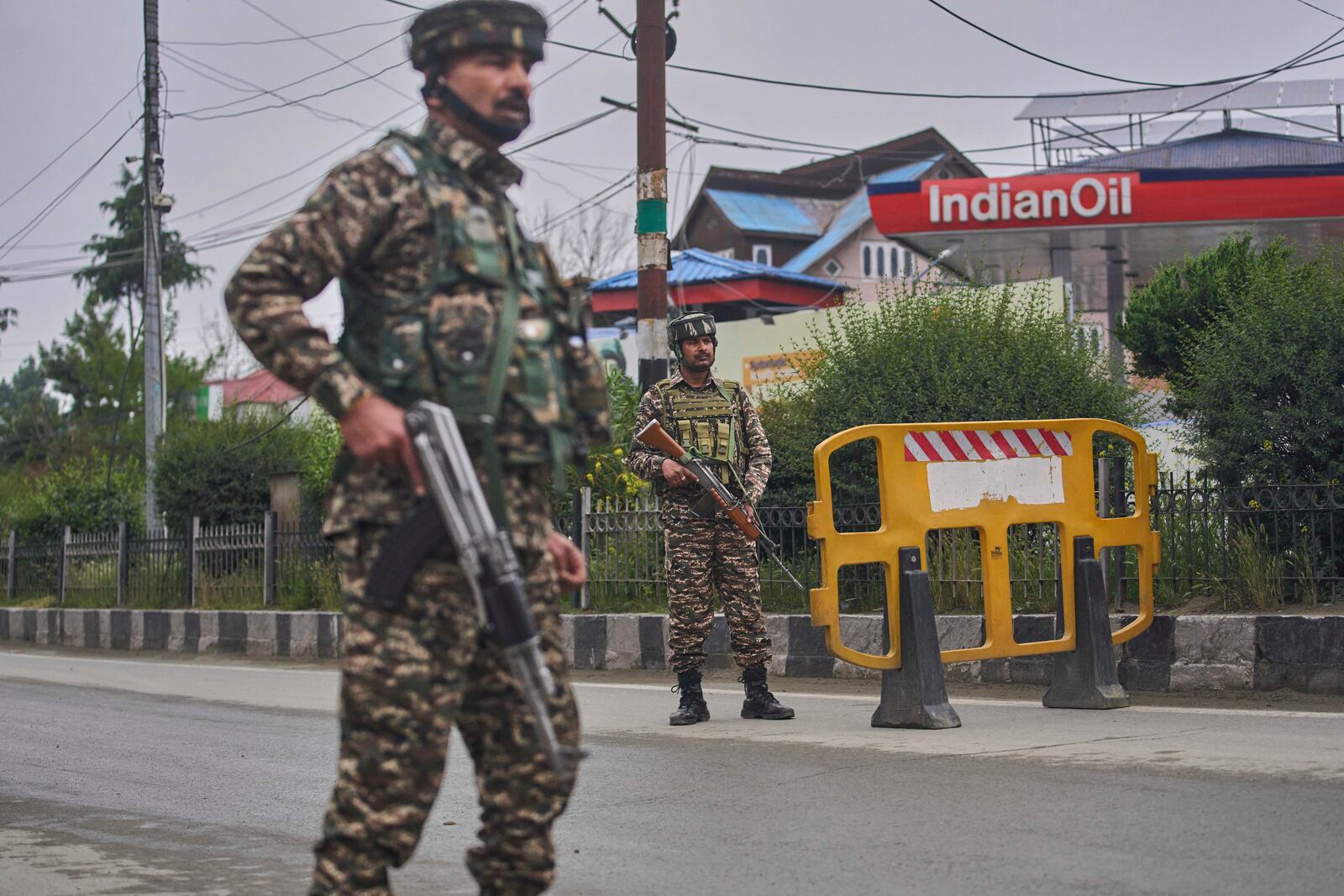 Indian paramilitary soldiers stands guard at a temporary check point on a road leading to the airport after loud explosions were heard in Srinagar, in Indian controlled Kashmir, Saturday, May 10, 2025.(AP Photo/Dar Yasin)