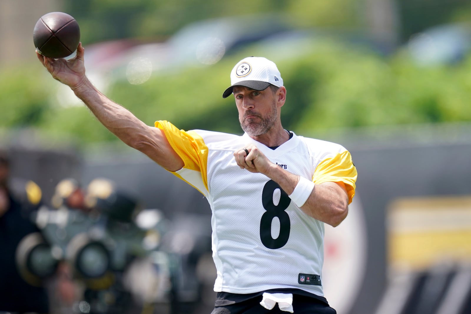 Pittsburgh Steelers quarterback Aaron Rodgers throws during practice at NFL football minicamp, Thursday, June 12, 2025, in Pittsburgh. (AP Photo/Matt Freed)