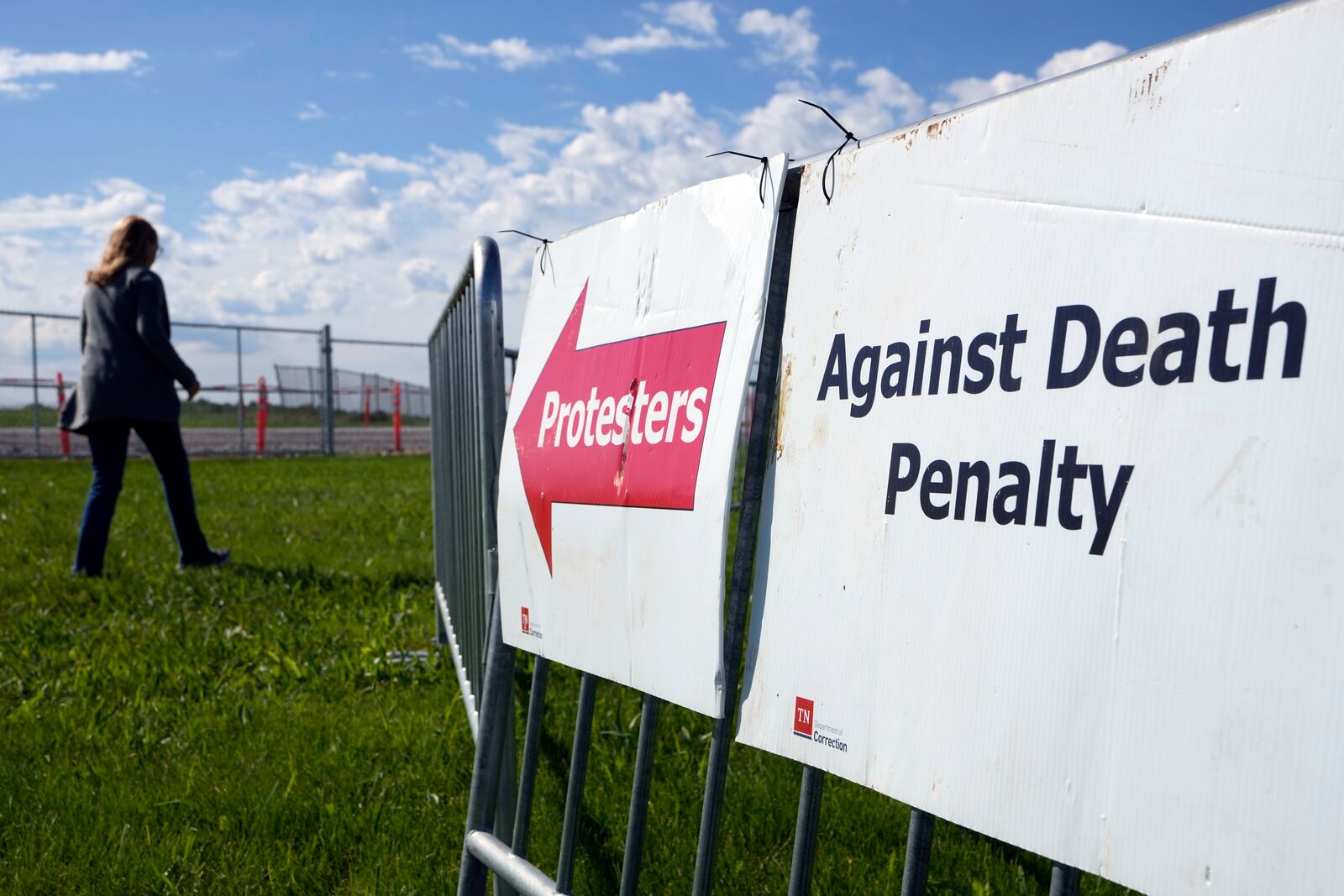 A woman enters the area set up for those opposed to the death penalty outside Riverbend Maximum Security Institution before the execution of Oscar Smith Thursday, May 22, 2025, in Nashville, Tenn. (AP Photo/Mark Humphrey)