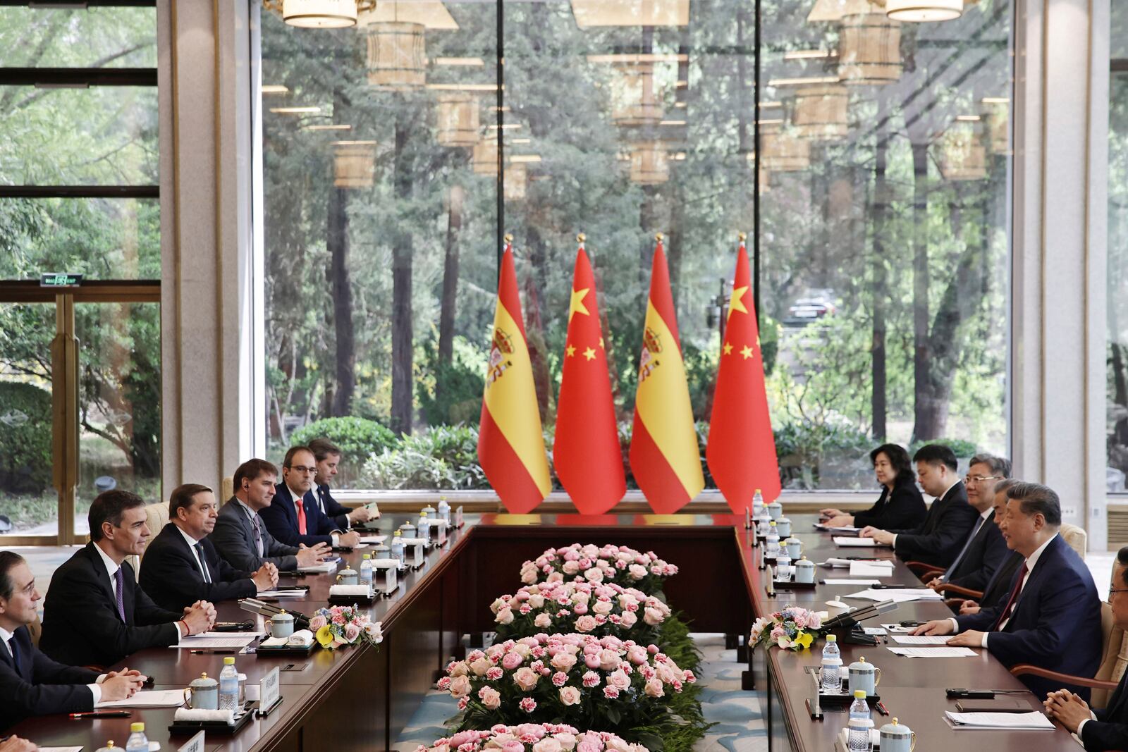 Chinese President Xi Jinping, second right and Spanish Prime Minister Pedro Sanchez, second left, during a bilateral meeting at Diaoyutai Guest House in Beijing, China, Friday, April 11, 2025. (Andres Martinez Casares/Pool Photo via AP)