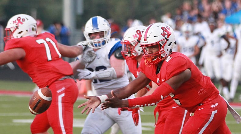 Fairfield senior QB Sawiaha Ellis makes a pitch during a 34-27 Week 4 defeat of visiting Hamilton. Fairfield is No. 7 among D-I teams in this week’s Associated Press high school state football polls. MARC PENDLETON / STAFF